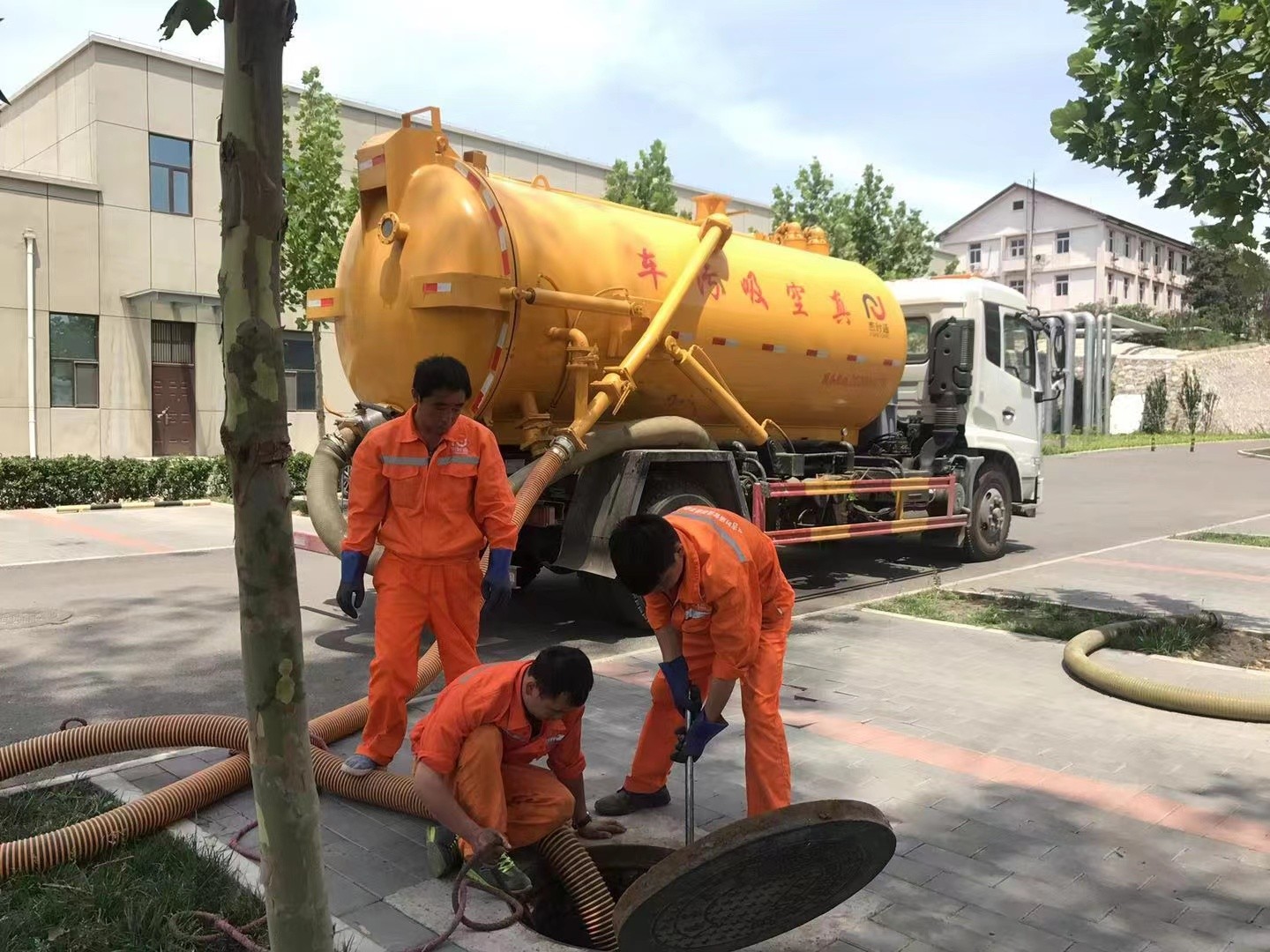 冷水滩管道疏通车停在窨井附近