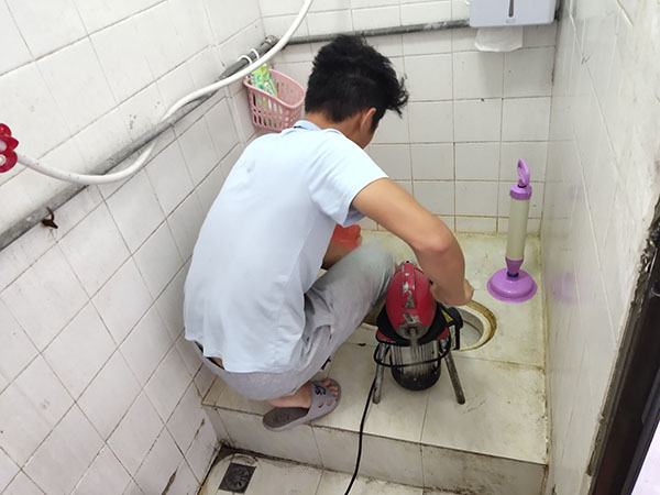 冷水滩管道堵塞冒臭气 专业师傅现场解决问题